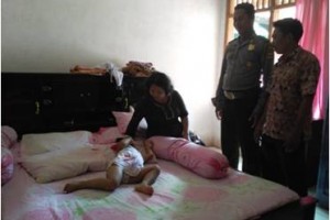 Bhabinsa Polsek Ciawigebang saat menejenguk bocah yang memiliki kalainan pada alat kelaiminnya.